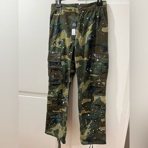 NWT FASHION NOVA CARGO CAMOUFLAGE PANTS W/PAINT SPLATTER DETAIL